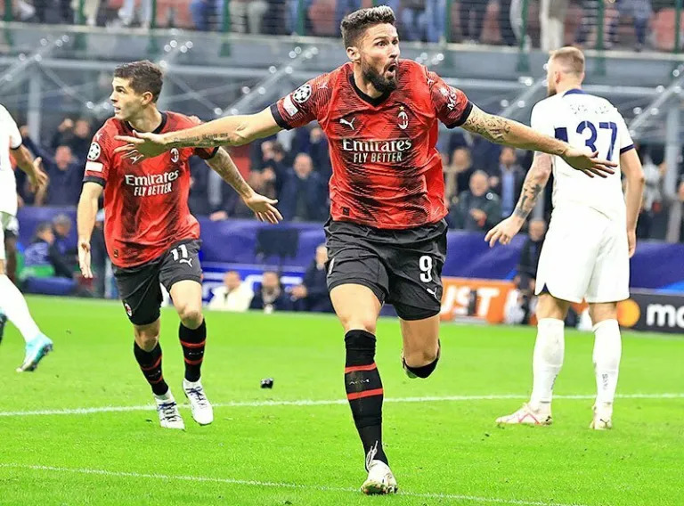 Giroud ăn mừng bàn thắng ấn định tỷ số 2-1 cho AC Milan