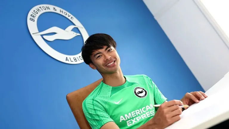 Kaoru Mitoma chính thức đặt bút gia hạn hợp đồng với Brighton đến năm 2027