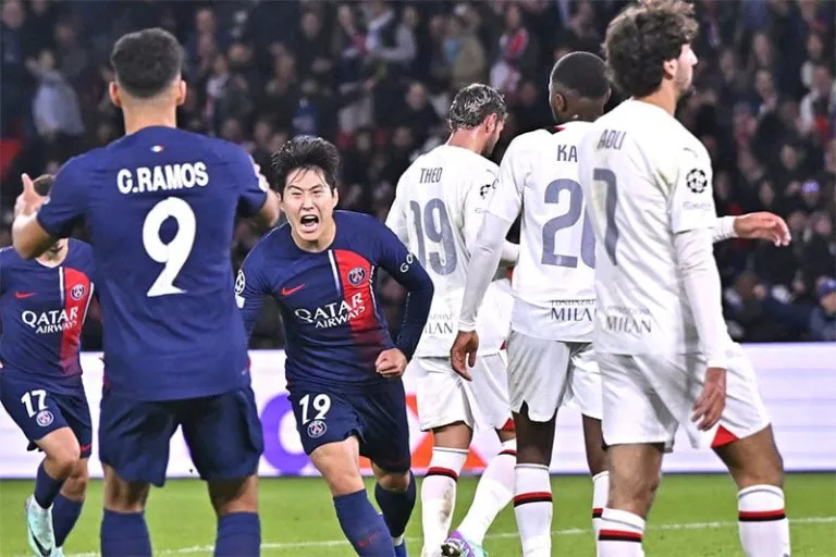 Lee Kang In (số 19) vui mừng tột độ khi ghi bàn đầu tiên tại Champions League ở trận đấu PSG gặp AC Milan