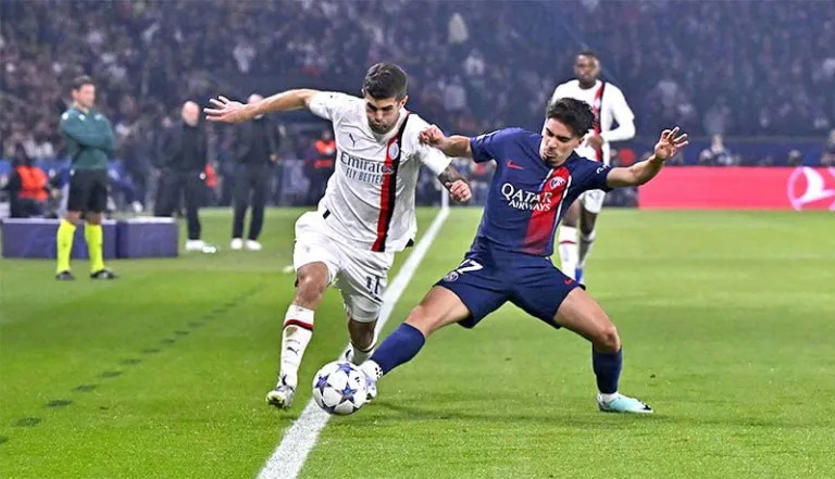 Pha tranh chấp quyết liệt giữa Vitinha và Pulisic (số 11) tại trận đấu PSG gặp AC Milan