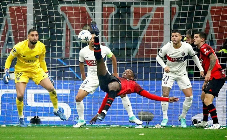 Pha vô-lê ghi bàn của Rafael Leao cho AC Milan