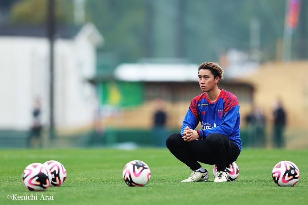 Ryotaro Araki trên sân tập của FC Tokyo dưới dạng cầu thủ cho mượn