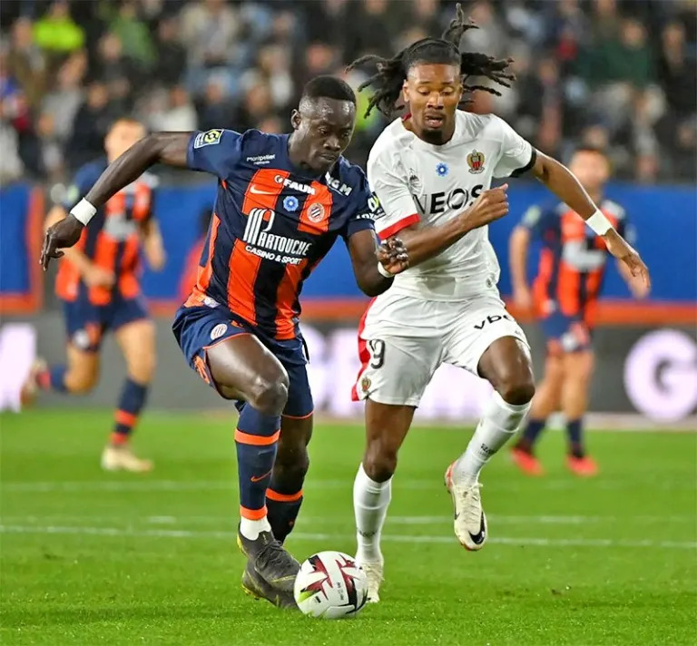 Tiền đạo Akor Adams (Montpellier) đang bị K.Thuram (số 19) của OGC Nice bám sát